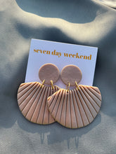 Load image into Gallery viewer, the rosalita in metallic sand